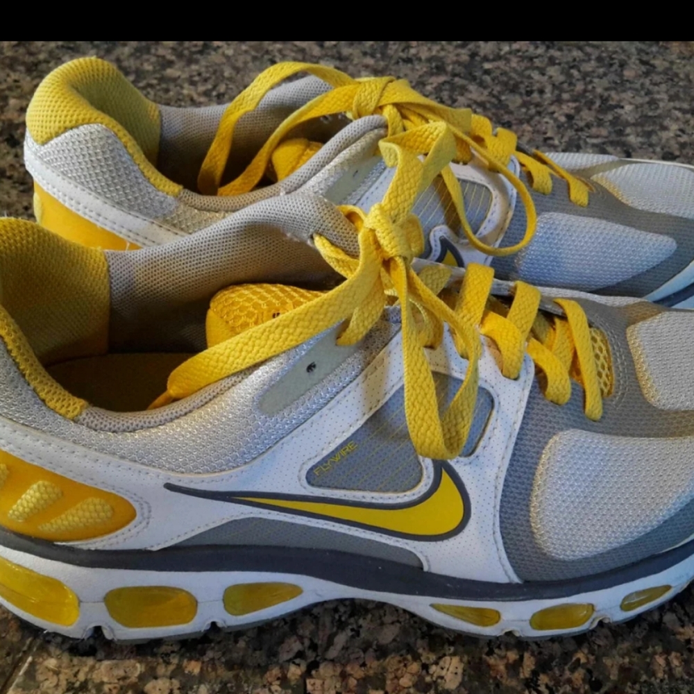 Men's Nike Livestrong Flywire Shoes Size 8.5